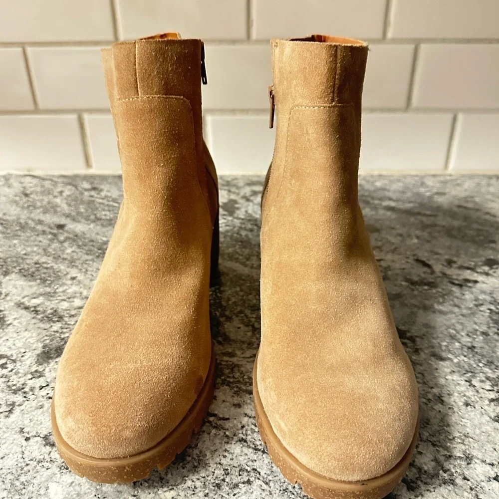 KORKS 10 Esmerelda lug Tan Suede chunky side zip 2.5” Heel cushioned insole boot